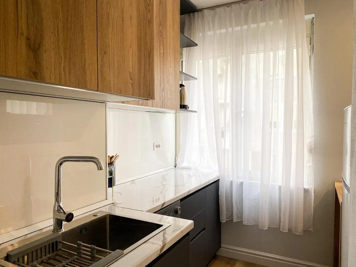 Centrally Located Glamorous Bright Apt Near Bazaar Tirana Appartamento